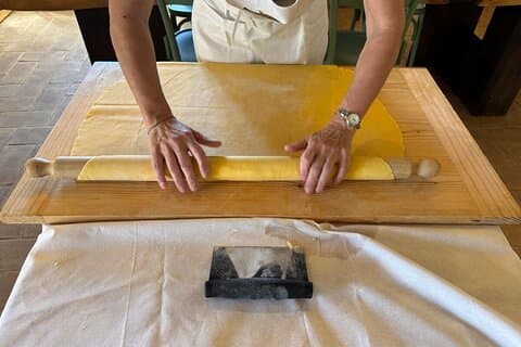 Tagliatelle Pasta fazendo em um moinho de oliva umbria