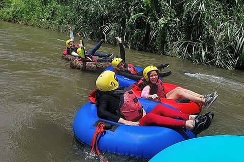 Descente en bouée de rivière sauvage