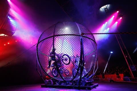 Phuket Circus – La Ruota della Morte Splendido spettacolo di acrobazie