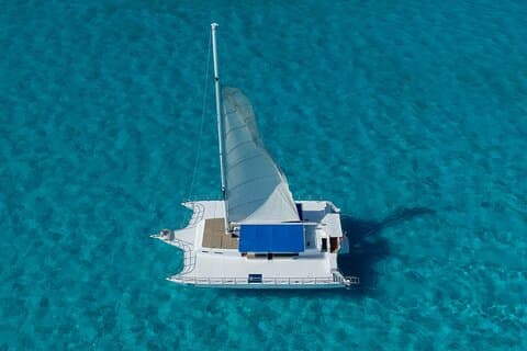 All-inclusive catamaran naar Isla Mujeres met gratis vervoer