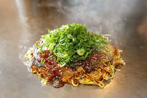 Hiroshima: Okonomiyaki Hopping Tour – Sammenlign 2 lokale stiler