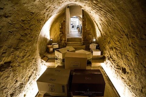 Vinsmaking med mat i en steinkjeller i Montepulciano
