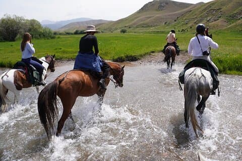 Aventura a caballo en el Parque Nacional Ala archa