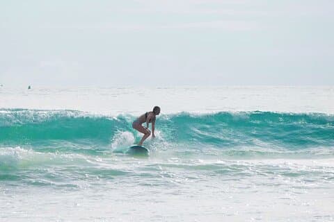 Clases de surf grupales con instructores locales