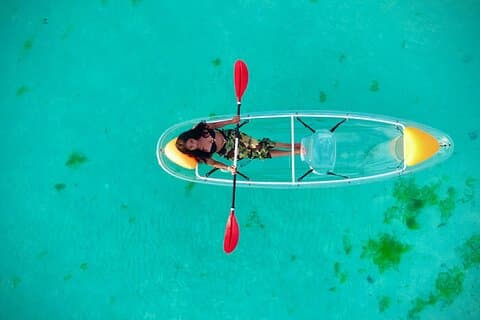 Transparente aventura en kayak y experiencia con drones en Zanzíbar
