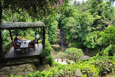 Passeggiata sul fiume con cascate e pranzo sulla scogliera Ubud