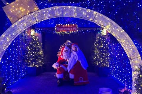 NYC: Dyker Heights Luxury Holiday Lights Tour & Cocoa Quente