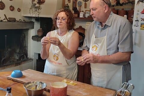 Classe de pasta toscana autêntica em uma casa local em Pistoia