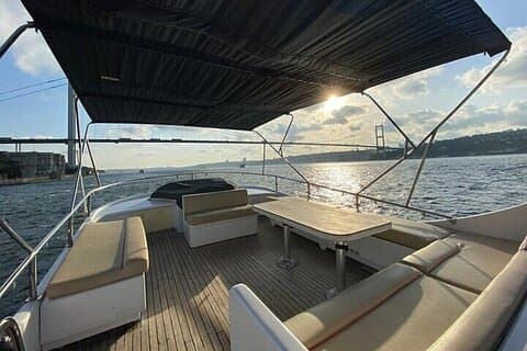 Private Bosporus-Yacht-Kreuzfahrt in Istanbul (2-stündige Luxustour)