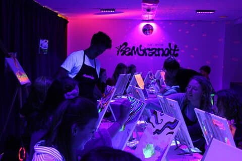 Sip & Paint i mørket med Bottomless Wine