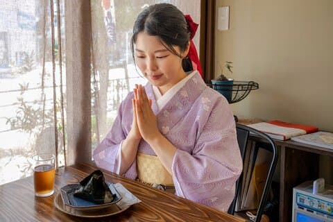 Japanese Onigiri Tasting Tour in Asakusa with Local Expert