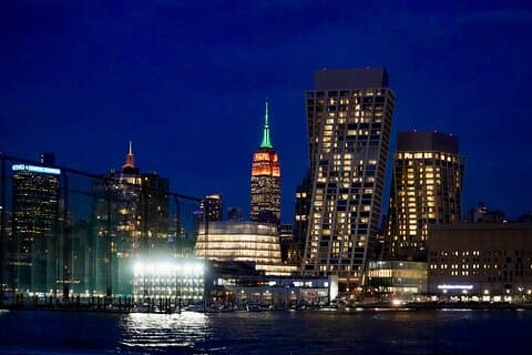 New York Silvester Feuerwerk Kreuzfahrt mit Open Bar & Buffet Abendessen