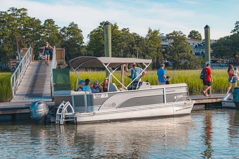 2-timmarsuthyrning av Hilton Head Pontoon-båt