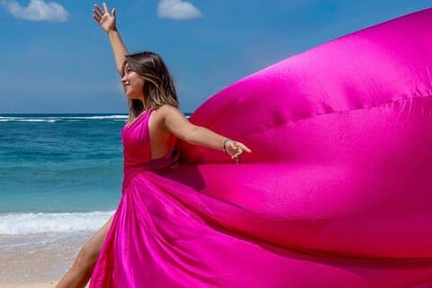 Bali Mini servizio fotografico in abito da volo rosa a Canggu