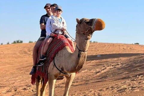 Abu Dhabi Desert Safari med Red Dunes 4x4 Pick Drop Dinner Shows