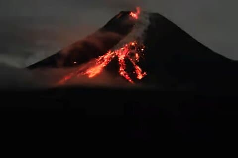 ジョグジャカルタ火山群：丘の上のムラピ山（溶岩ビュー）