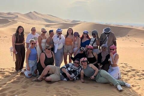 Dunas rojas 4x4 Pick Drop Abu Dabi Desert Safari con cena