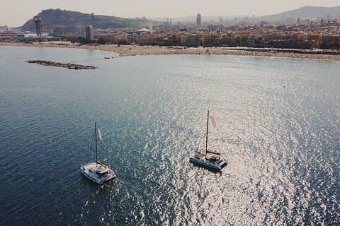 Paseo en catamarán en Barcelona al atardecer