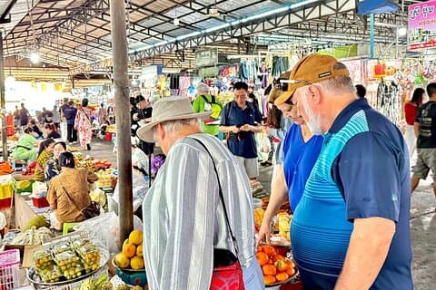 Tempel und lokaler Markt in Sihanoukville Geschichtstour
