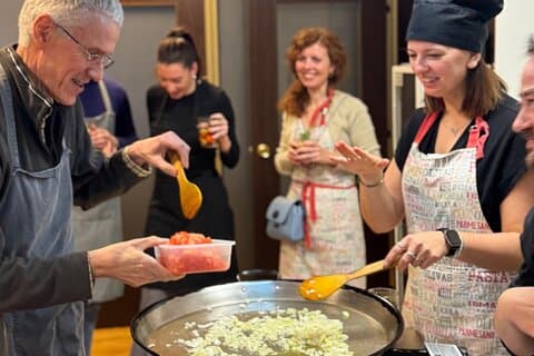 Clase de Paella y barra libre de Sangría en el Centro de Madrid