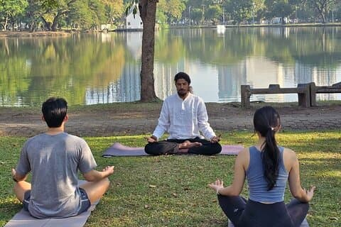 Cours de yoga en plein air à Bangkok au Lumphini Park