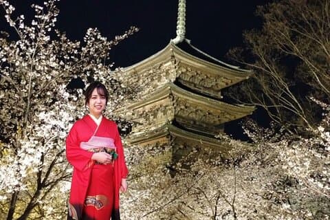 伝統的な着物を着て室内写真を撮影