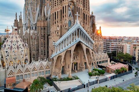 Exteriores da Sagrada Família: Os Segredos das Fachadas