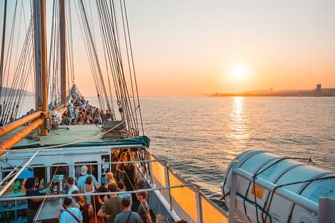 Lisbon Boat Party med musikk, drikke og fantastisk utsikt.