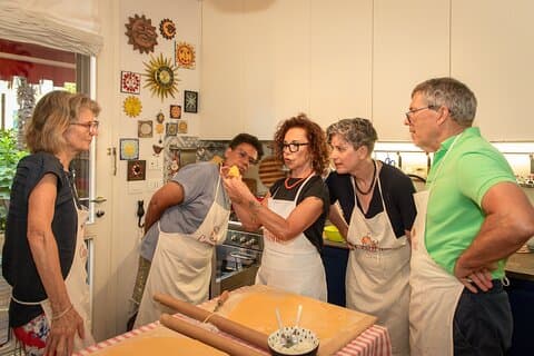 Pasta e vino fanno i ravioli a Modena