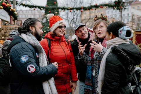 Passeie por 3 mercados mágicos de Praga com moradores locais, incluindo guloseimas de Natal