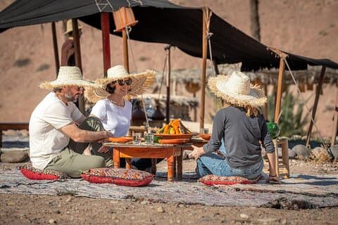 Agafay ervaring Marokkaanse lunch onder een tent en Pick-up