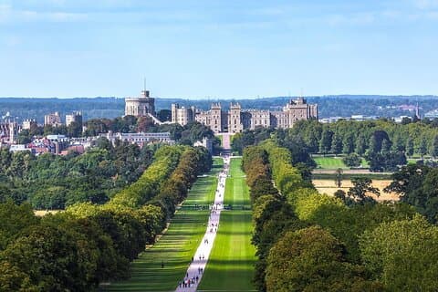 Heldagstur till Windsor Stonehenge och Bath