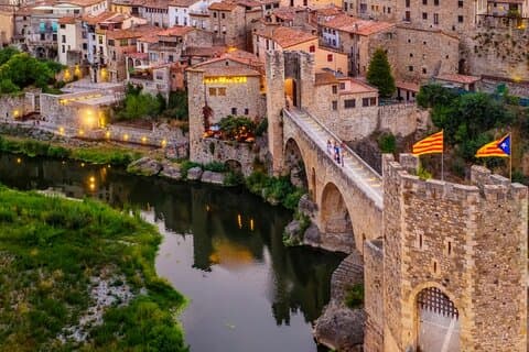 Medeltida rundtur i liten grupp, Besalu och Catellfollit från Barcelona