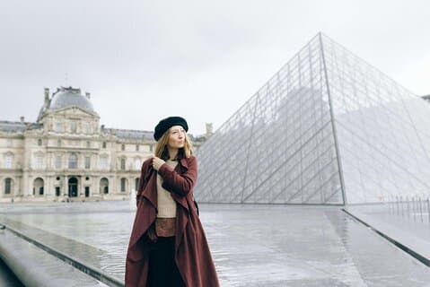 Tour a piedi esterno del martedì del Louvre con Guida