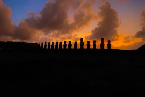 Alba ad Ahu Tongariki Il risveglio dei Moai