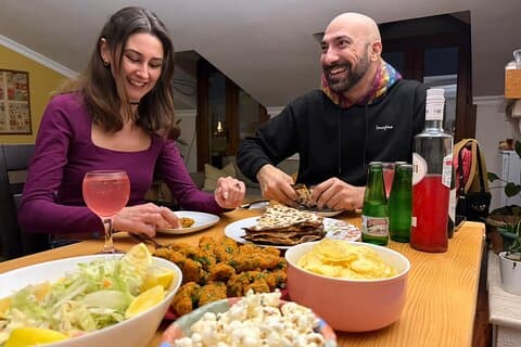 Tyrkisk Lahmacun madlavning med cocktails
