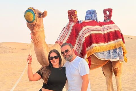 Abu Dhabi Desert Safari BBQ Middag Kameltur og Live Shows