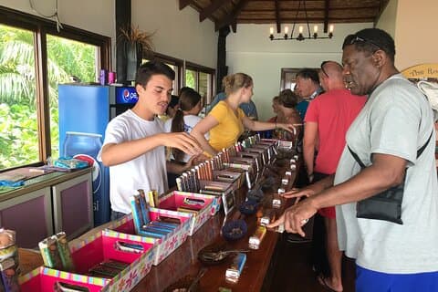 Tour privato di Roatan: cioccolato, rum, santuario e spiaggia