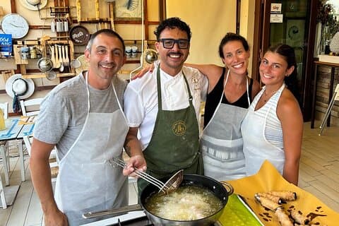 Pasta- och cannolotillverkning i Taormina vid havet