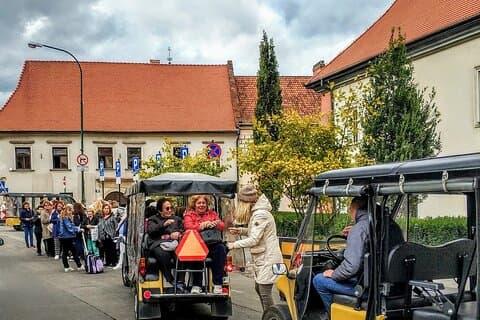 Krakow: Old Town by Golf Cart, Wawel Castle and Underground Museum visit, lunch