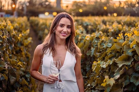 Cata de vinos del Etna en una bodega de élite, almuerzo en un restaurante Palmento y conductor.