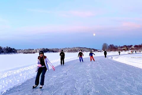 Skøjteløb på Frozen Inari Lake