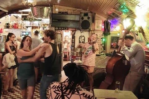 Budapest después de la oscuridad Crudo y real subterráneo Bar Exploración