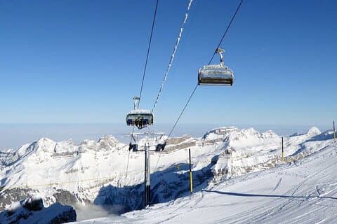 チューリッヒからティトリス山とアイスフライヤーへの雪のアドベンチャー