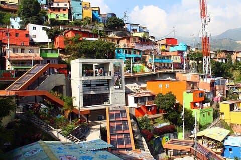 Tour de grafite na Comuna 13 em Medellín com outros viajantes