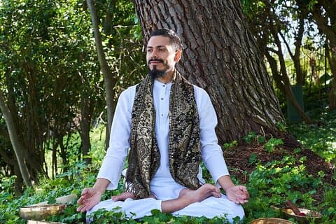 Despertar y alinear la experiencia matutina de yoga y baño de sonido
