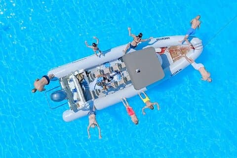 Zadar : Speedboottocht naar verborgen baaien met snorkelen en drankjes