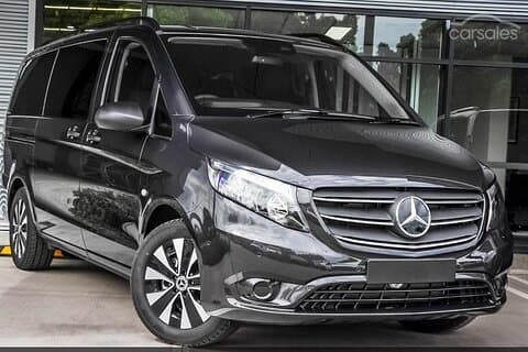 Ankunft Privattransfer vom Vienna Airport VIE nach Vienna City mit Luxury Van