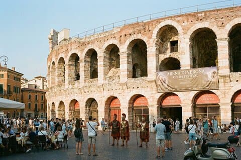 Excursões autoguiadas de áudio de IA para Verona e toda a Itália por 7 dias