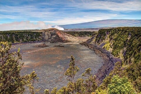 Hilo Volcano and Waterfall Discovery Tour with Local Insights